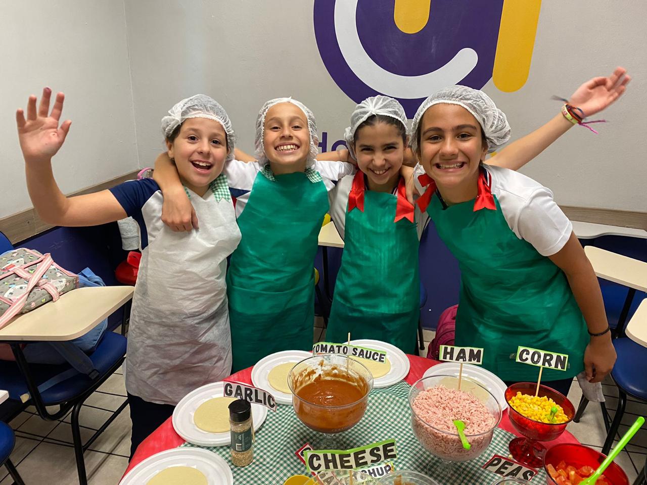Alunos felizes estudando na HouseCom Centro de Idiomas